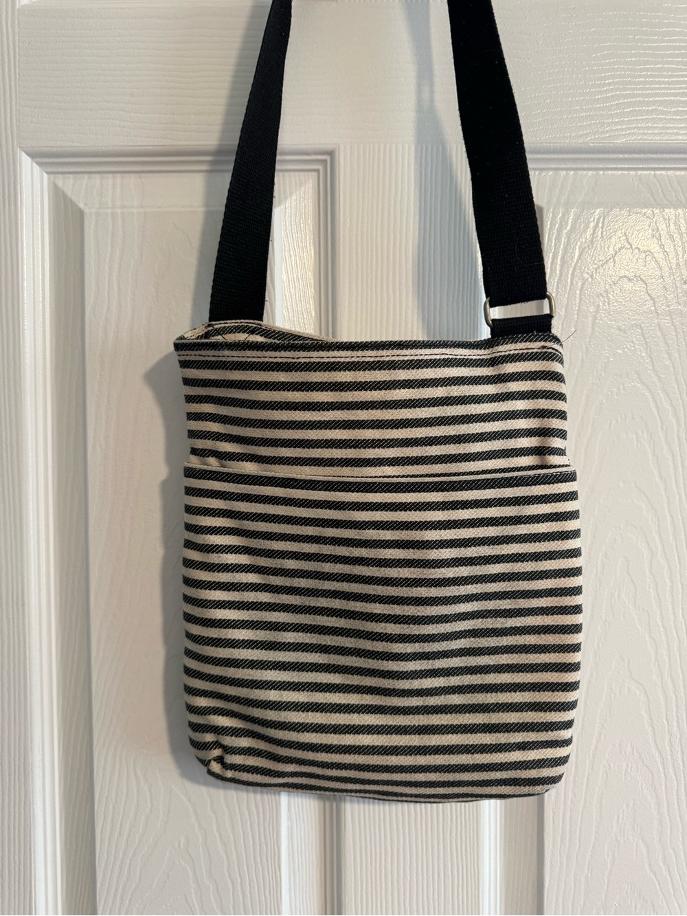 Thirty-one canvas crossbody bag. - Picture 2 of 6